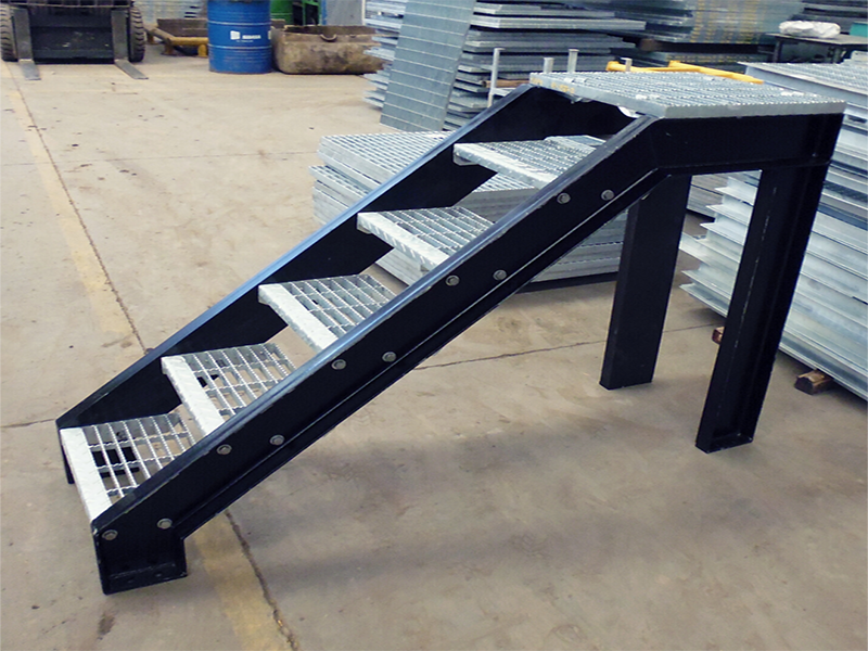 peldanos-de-escalera-metalica-taesmet-00